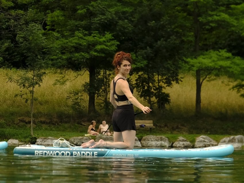 Tiffanie, monitrice SUP au lac de Lauzet-Ubaye